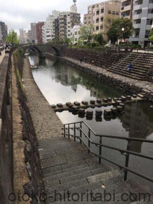 眼鏡橋 川沿い