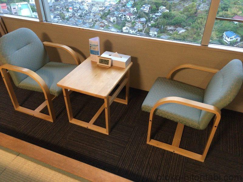 長崎 大江戸温泉物語 清風 客室 窓際の机と椅子