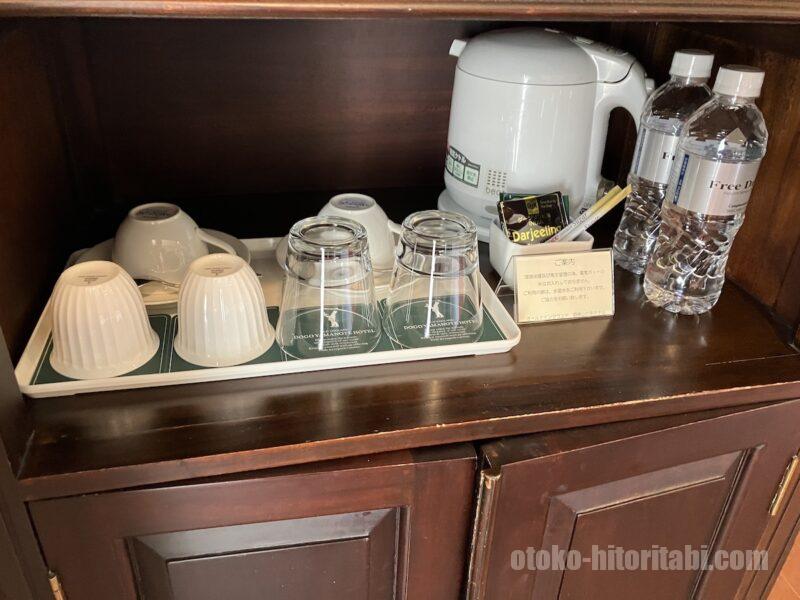 オールドイングランド 道後山の手ホテルの客室のアメニティ(ペットボトルの水・紅茶)