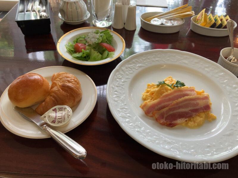 オールドイングランド 道後山の手ホテル 朝食 スクランブルエッグとパンとサラダ