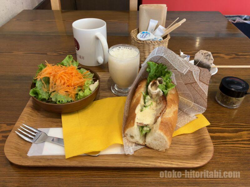 草津温泉 源泉・大日の湯 極楽館 1階の「カフェ・スパ・ノイエポスト」の朝食 ベーコンサンド