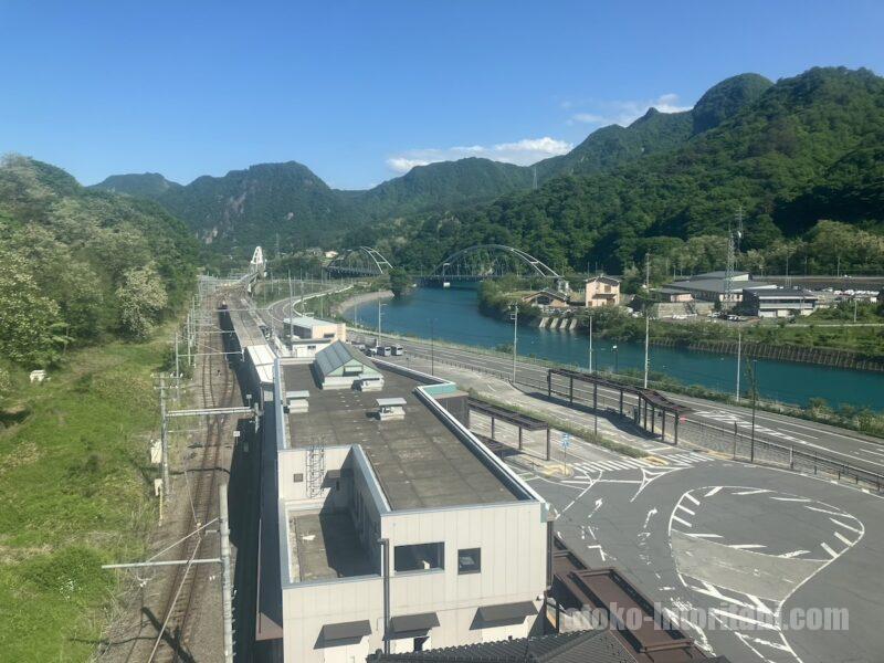 長野原草津口駅そばから見下ろす吾妻川と吾妻線